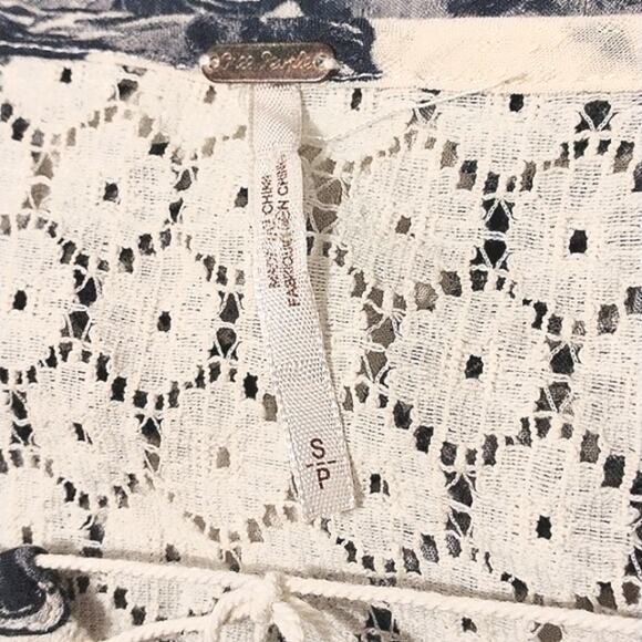 Free People Tunic Blouse Women's Sz SP Blue White Floral Bohemian Gypsy Relaxed - Picture 7 of 9